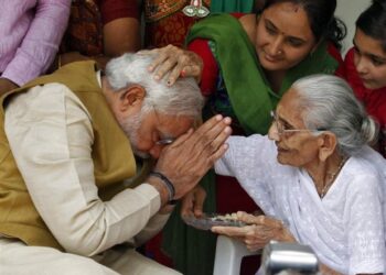 हीराबेन मोदी ने लगवाई Corona vaccine की पहला डोज, PM ने ट्वीट कर दी जानकारी