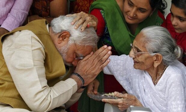 हीराबेन मोदी ने लगवाई Corona vaccine की पहला डोज, PM ने ट्वीट कर दी जानकारी