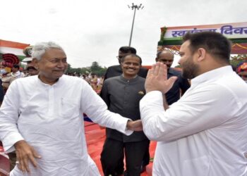 नीतिश ने तेज प्रताप और तेजस्वी के बीच खेल कर दिया