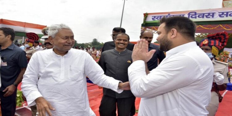 नीतिश ने तेज प्रताप और तेजस्वी के बीच खेल कर दिया