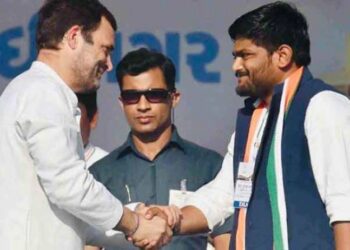 हार्दिक पटेल के सामने झुके राहुल गांधी