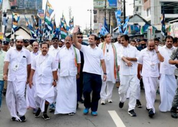 राहुल ने लिया मां अमृतानंदमयी से आशीर्वाद
