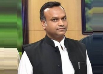 पुरुष रिश्वत देते हैं,महिलाओं को सोना पड़ता है!