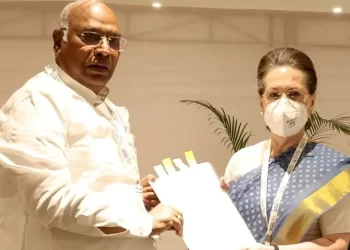चुनौतियों के सामने कब तक खड़े रहेंगे खड़गे !