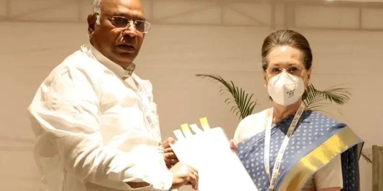 चुनौतियों के सामने कब तक खड़े रहेंगे खड़गे !