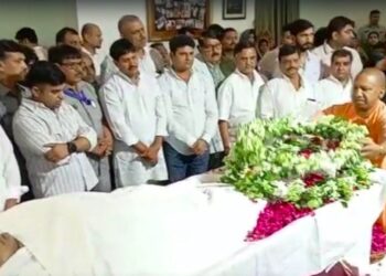 नेताजी के अंतिम दर्शन करने उमड़ा जनसैलाब