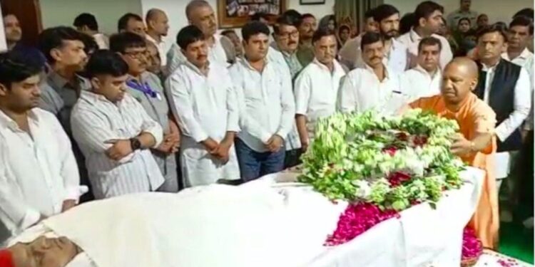 नेताजी के अंतिम दर्शन करने उमड़ा जनसैलाब