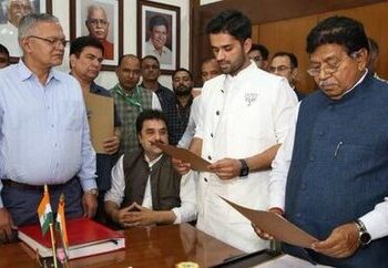 Haryana Politics: भव्य बने BJP के सबसे युवा MLA, पद और गोपनीयता की ली शपथ   