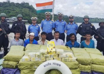 पाकिस्तानी जहाज से 300 करोड़ की ड्रग्स और हथियार बरामद, कोस्टगार्ड और गुजरात एटीएस की बड़ी कार्रवाई