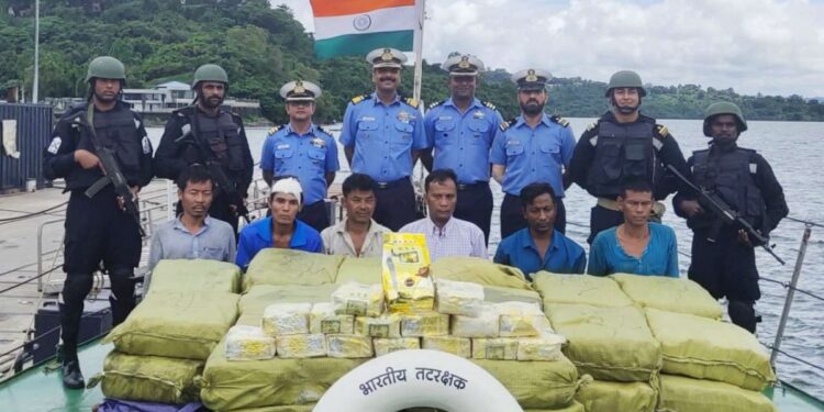 पाकिस्तानी जहाज से 300 करोड़ की ड्रग्स और हथियार बरामद, कोस्टगार्ड और गुजरात एटीएस की बड़ी कार्रवाई