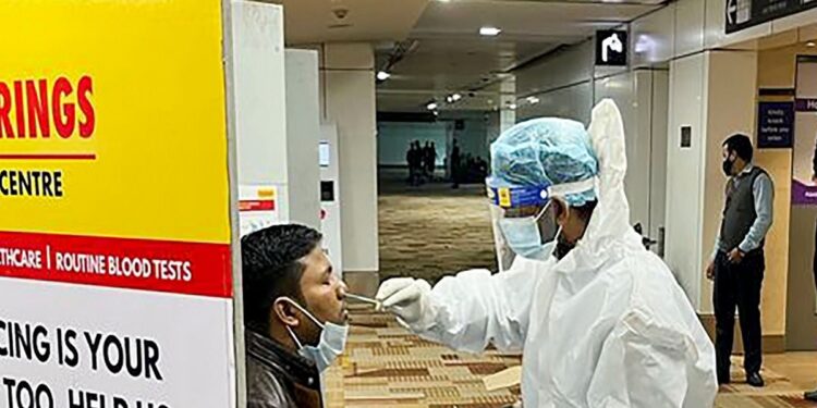 दिल्ली के आईजीआई एयरपोर्ट पर चौकसी बढ़ी, 13 विदेशी यात्री पाए गए कोरोना पॉजिटिव