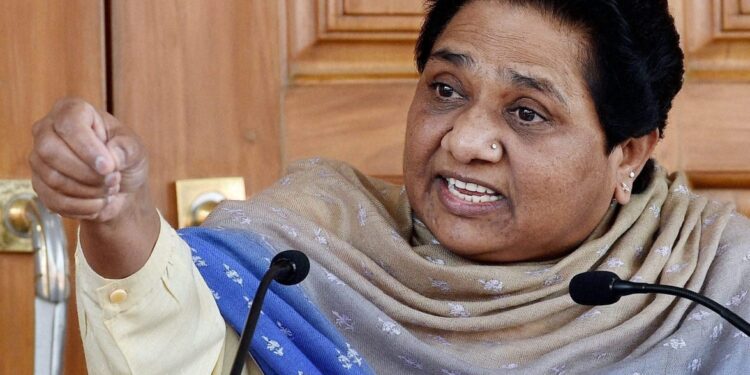 यूपी उपचुनाव के नतीजों से क्यों हैं बेचैन बहन कुमारी मायावती, वोट बैंक को बचाने की चुनौती