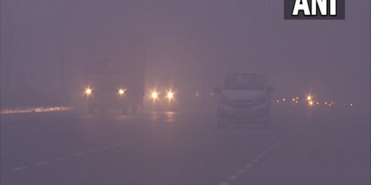 दिल्ली सहित पूरे उत्तर भारत में भीषण ठंड और कोहरे का कहर, अगले 48 घंटे ऐसा ही रहेगा मौसम का मिजाज