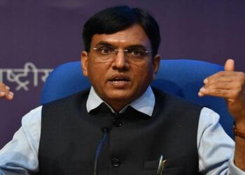 Coronavirus India: कोरोना के खतरे के बीच केंद्र ने जारी की नई गाइडलाइन, कहा- टेस्ट-ट्रैक और ट्रीट पर दें ध्यान