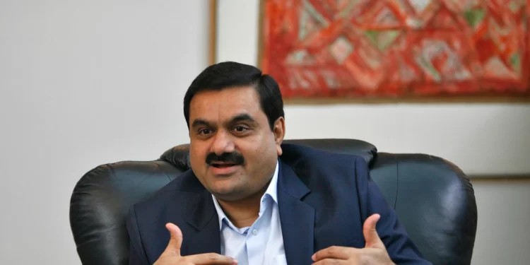 हिंडनबर्ग ग्रुप और अडाणी के बीच क्यों जारी है घमासान, आसान शब्दों में समझिए पूरा माजरा