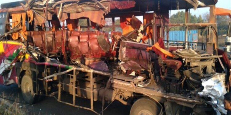 Nashik Accident नासिक में ट्रक-बस का भीषण एक्सीडेंट,10 यात्रियों की मौत 40 घायल, बस शिरडी जा रही थी