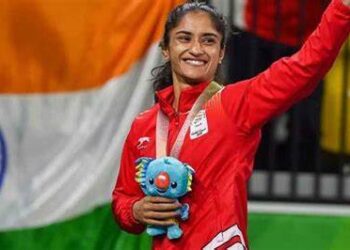 कुश्ती महासंघ और पहलवानों के बीच दंगल में खेलमंत्री अनुराग ठाकुर बनेंगे रेफरी?