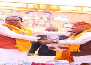 सीएम शिवराज का हेलीकाप्टर हवा में लहराया पायलट ने सुरक्षित उतारा