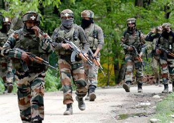 Firing in Rajauri: जम्मू-कश्मीर के रजौरी में आतंकियों ने की फायरिंग, 2 मरे और 8 घायल