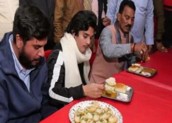 Gwalior Vyapar Mela 2023: जब महाआर्यमन सिंधिया ने जमकर खाए गोलगप्पे, मंत्री सिलावट ने भी दिया साथ