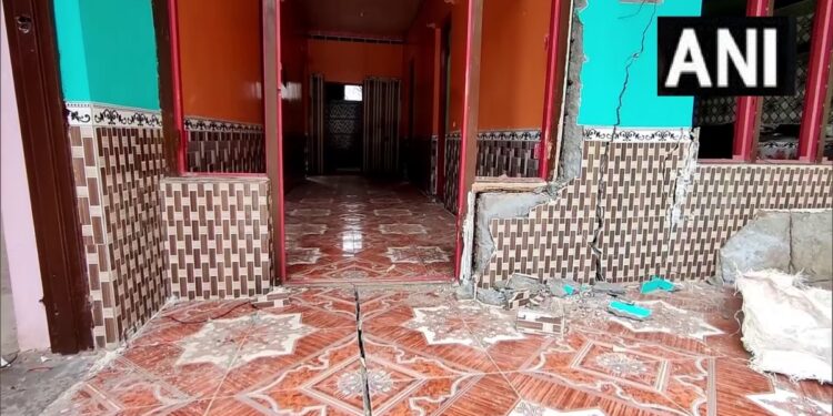 अब जम्मू-कश्मीर के डोडा में नेचर की नाराजगी झेल रहे लोग, जमीन धंसी और घरों में आई है दरार