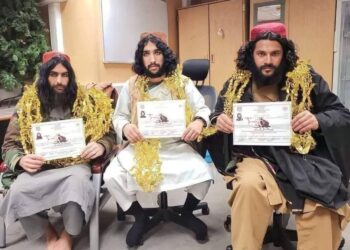 बेहद चर्चा में है अफगानिस्तान की बताई जा रही तस्वीर, क्या है इन पायलट बताए लोगों की खासियत