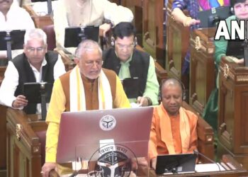 यूपी का अब तक का सबसे बड़ा बजट वित्त मंत्री सुरेश खन्ना ने किया पेश, योगी ने बताया मील का पत्थर, अखिलेश बोले-दिशाहीन