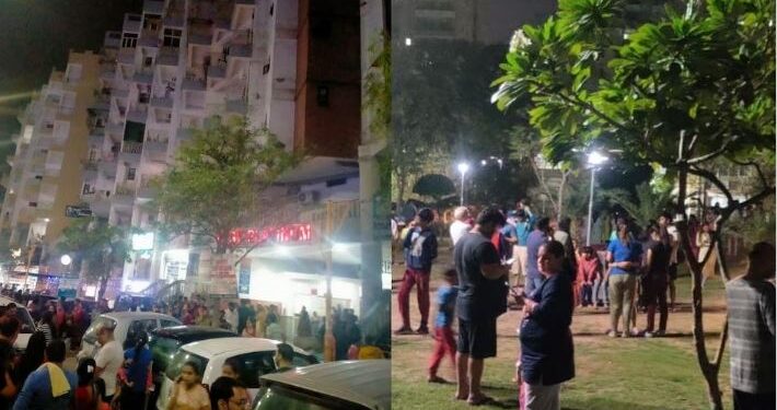 People outside house due earthquake