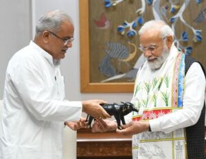 प्रधानमंत्री मोदी को राजकीय पशु वनभैंसे का प्रतीक चिन्ह भेंट