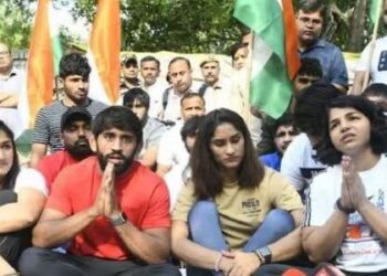 अखिलेश की इंट्री से महिला पहलवानों के मामले में आया नया मोड़