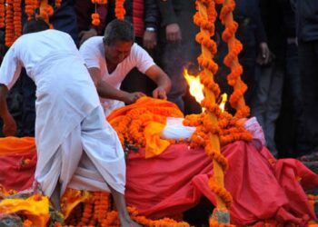 आखिर क्यों श्मशान में पहने जाते हैं  सफेद कपड़े? जानें