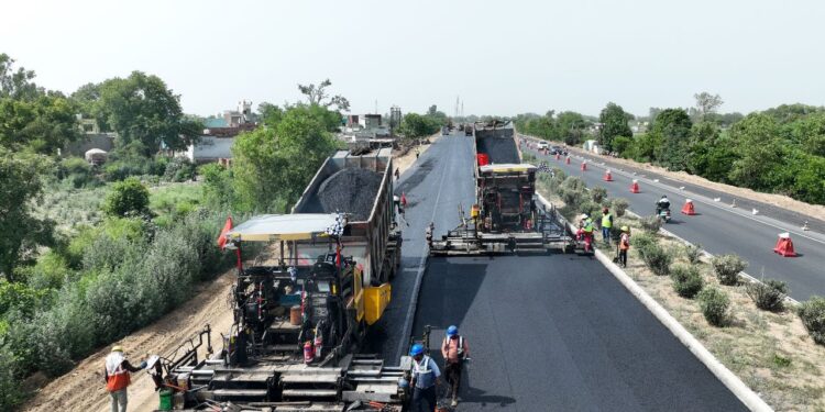 सड़क निर्माण में भारत ने विकसित देशों को पछाड़ा, 100 घंटों में 100 किलोमीटर सड़क निर्माण कर तोड़ा विश्व रिकॉर्ड
