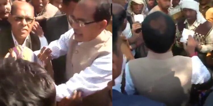 माता पिता ने सीएम शिवराज की ओर फेंका अपना बच्चा , सभा में मचा हड़कंप