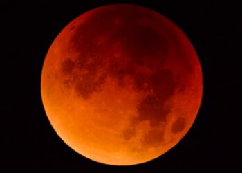 अब से कुछ घंटों में लगने वाला है चंद्र ग्रहण , जानें इसका असर और उपाय