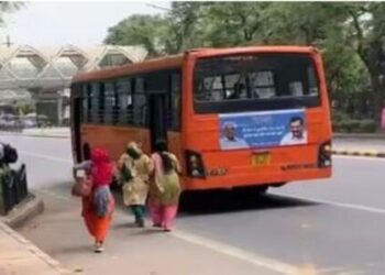दिल्ली में महिलाओं को देखकर बस नहीं रोकता ड्राईवर,कारण जानेंगे तो हंसेंगे