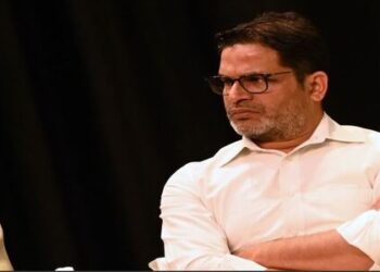 बिहार में कौन करा रहा है नीतीश की चौतरफा घेराबंदी