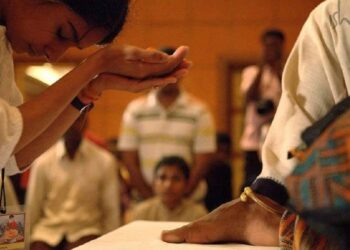 हिंदु धर्म में बड़ो के पैर छूने की क्यों है परंपरा ? जानें कारण और इसका महत्व
