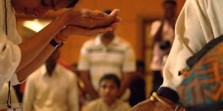हिंदु धर्म में बड़ो के पैर छूने की क्यों है परंपरा ? जानें कारण और इसका महत्व