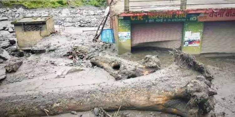 बादल फटने से सैकड़ों यात्रियों की जान आफत में,6 घंटे बाद निकाला गया