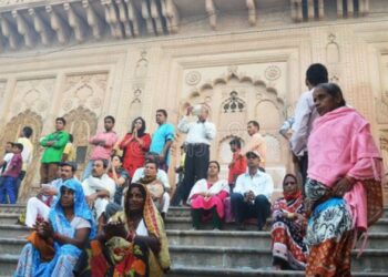 मंदिर में दर्शन करने के बाद सीढ़ियों पर कुछ देर के लिए क्यों बैठते है लोग, जानें वजह