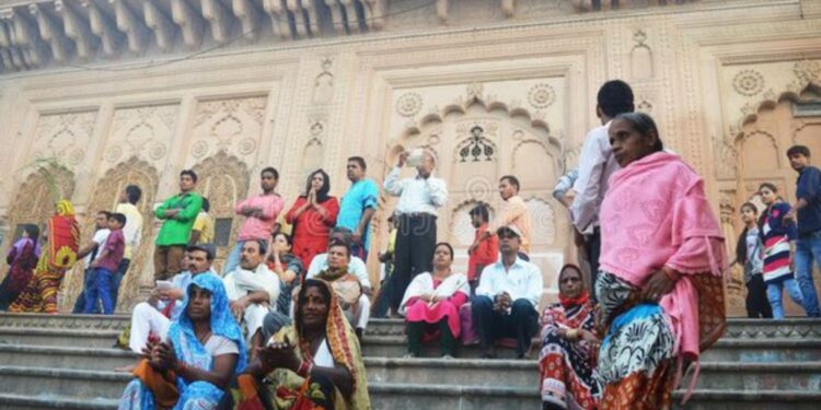 मंदिर में दर्शन करने के बाद सीढ़ियों पर कुछ देर के लिए क्यों बैठते है लोग, जानें वजह