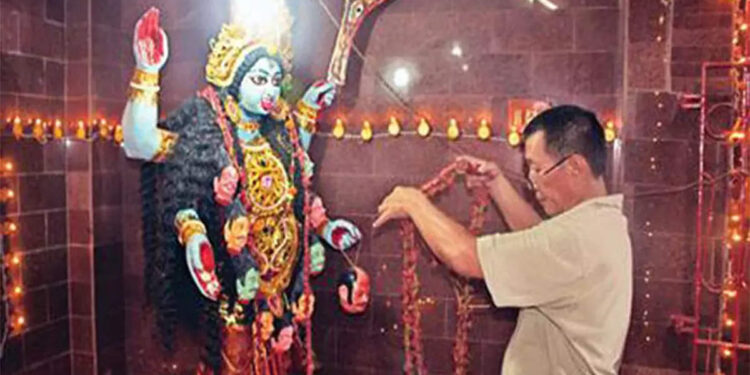 भारत के इस अनोखे मंदिर में मां काली को चढ़ता है नूडल्स और चाउमीन का भोग, चीनी लोग करते है पूजा 