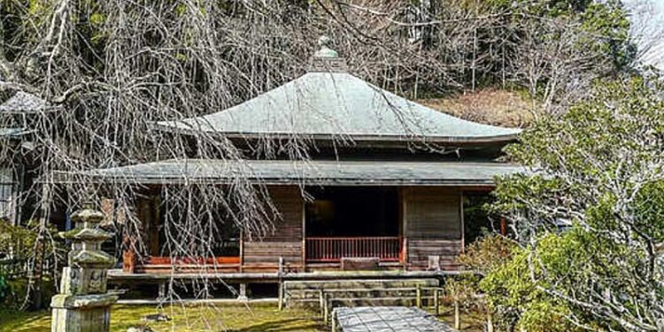 जापान का यह अनोखा  मंदिर शादी तोड़ने के लिए है प्रसिध्द, बड़ी संख्या में पहुंचती है महिलाएं