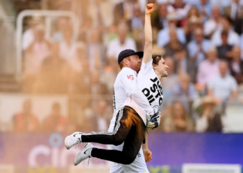 Ashes2023 :लॉर्ड्स के मैदान पर दिखा अनोखा नजारा, पिच पर पहुंचे प्रदर्शनकारियों, खिलाड़ी ने पकड़कर निकाला बाहर