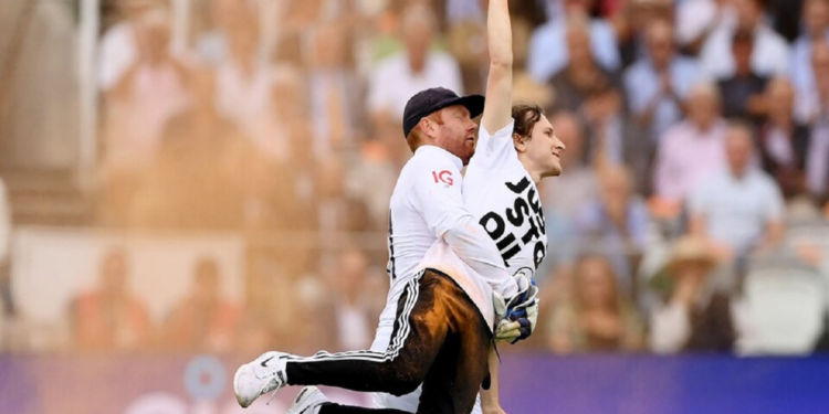 Ashes2023 :लॉर्ड्स के मैदान पर दिखा अनोखा नजारा, पिच पर पहुंचे प्रदर्शनकारियों, खिलाड़ी ने पकड़कर निकाला बाहर