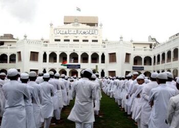 यूपी में मदरसा मदरसा भटकने को क्यों मजबूर हो रही भाजपा