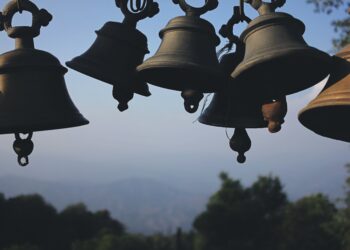 मंदिर में दाखिल होने के पहले क्यों बजाई जाती है घंटिया, जानें वजह