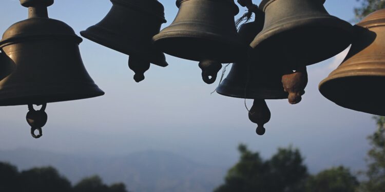 मंदिर में दाखिल होने के पहले क्यों बजाई जाती है घंटिया, जानें वजह