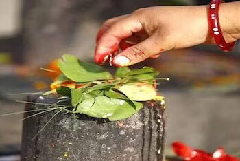 भगवान शंकर को क्यो चढ़ाया जाता है गंगाजल और बेलपत्र  ? जानें वजह और सावन में इन्हें चढ़ाने का महत्व