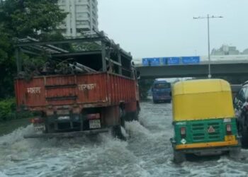 दरिया बनी दिल्ली में कारोबार ठप: क्या और बिगड़ेंगे हालात ?